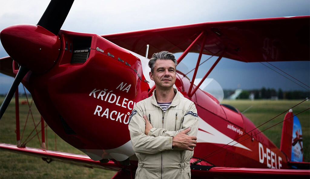 Pilot Jan Rudzinskyj u svého letadla D-EELE