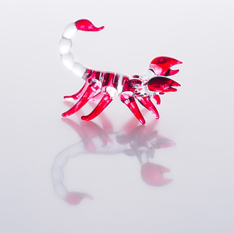 Soška sklo Scorpion červená