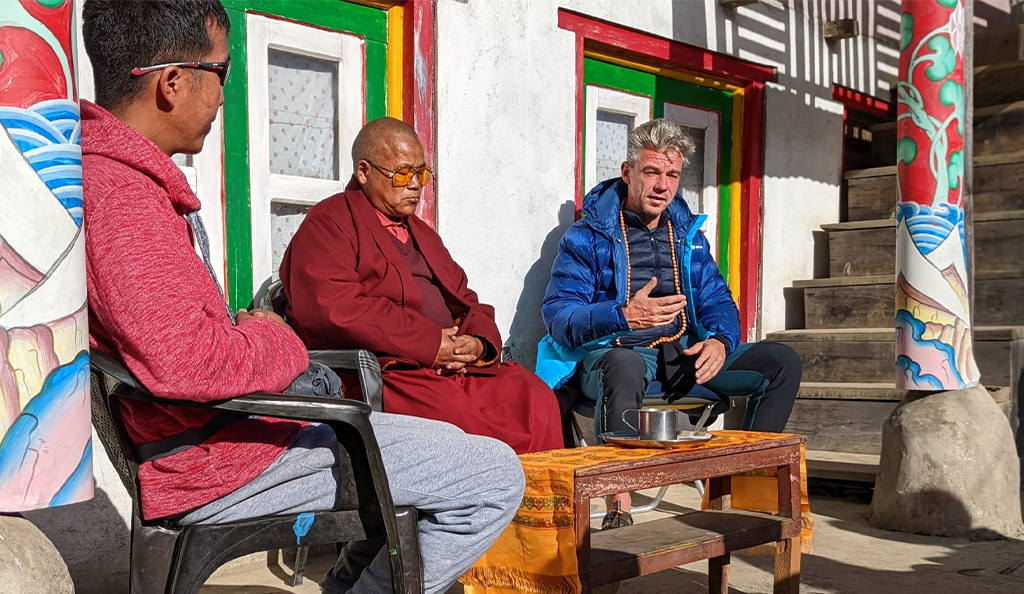 Jan Rudzinskyj ve společnosti buddhistických mnichů