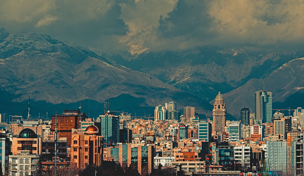 Pohled na centrum Teheránu s horami v pozadí