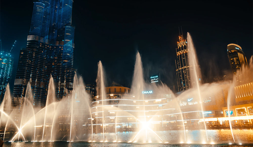 Noční fontána u Dubai Mall
