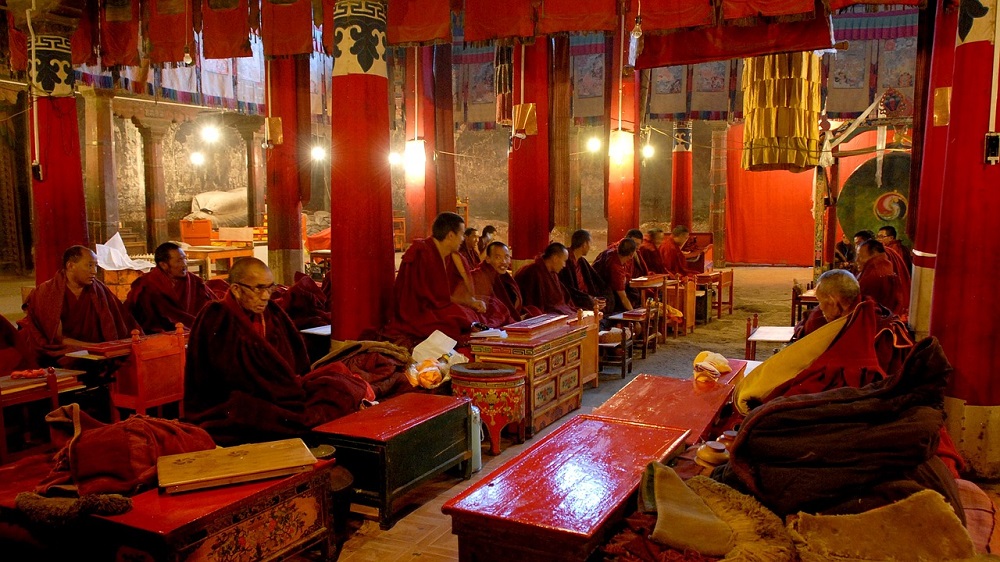 Společná modlitba tibetských mnichů